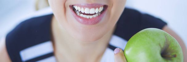 Close up portrait of healthy smiling woman with green apple. - Foto, Bild