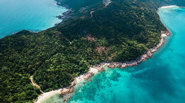 Місце для подорожі влітку. Вид з повітря на красивому пляжі в Малайзії: Пулау Перхентіан Kecil - Фото, зображення