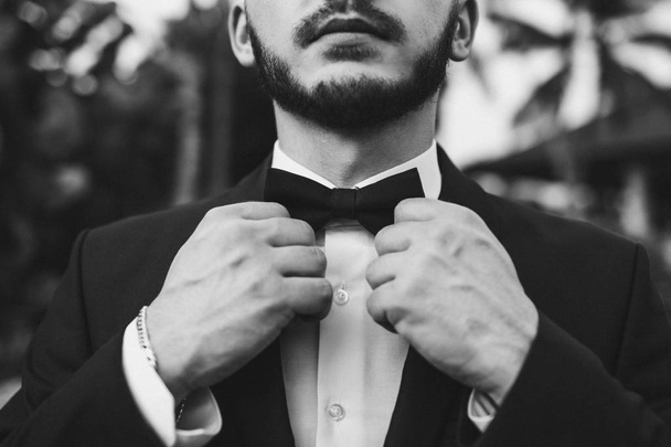 Bruidegom dragen Bow-tie close-up. Zwart-wit toning - Foto, afbeelding
