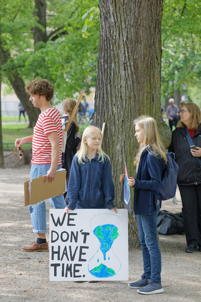 Des enfants tenant une affiche dans la grève mondiale pour l'avenir, un démoniaque
 - Photo, image