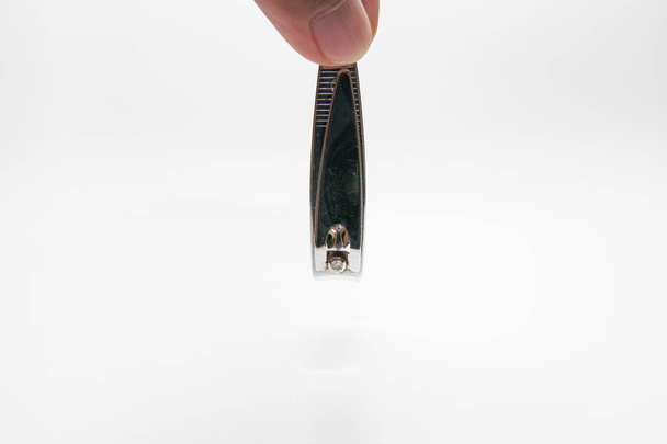 Стальные ножницы для ногтей изолированы на белом фоне
  - Фото, изображение
