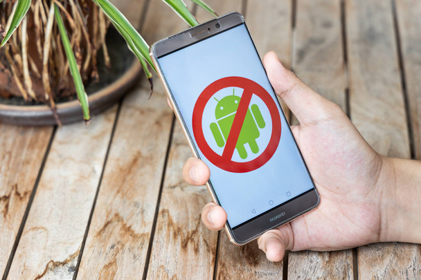 Άτομο που κρατά το τηλέφωνο Huawei mate χωρίς σήμανση Android. Αμερικανικές εταιρείες άρχισαν να περιορίζουν τις πωλήσεις στην κινεζική Telecom Huawei - Φωτογραφία, εικόνα
