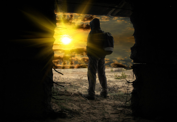Puesta de sol en la abertura búnker abandonado
 - Foto, Imagen
