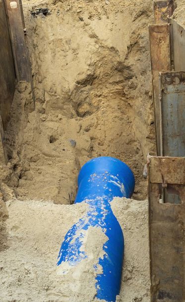 Jeden vodní dýmka v Příkopě příkopu při stavebních opravách. - Fotografie, Obrázek