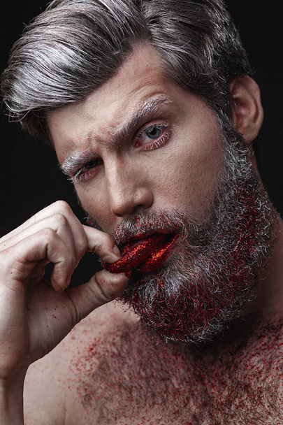 Glamour-Mann mit roten Lippen und Zunge - Foto, Bild
