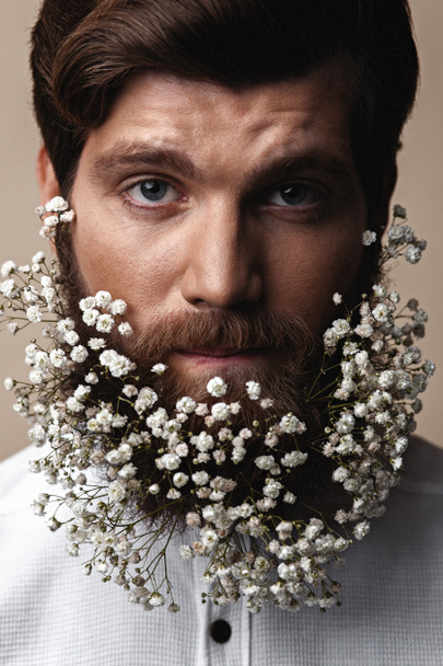 あごひげに花を持つ男 - 写真・画像