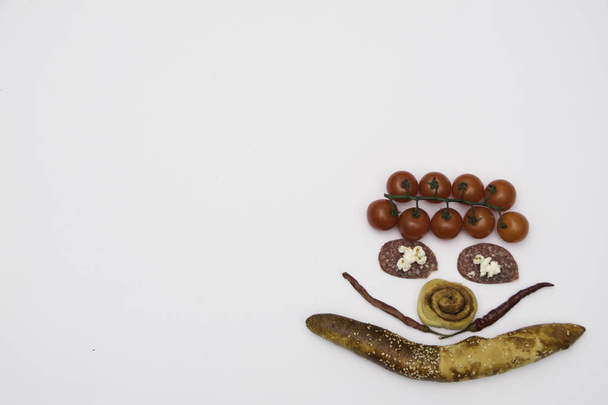 Cara sonriente de bigote de comida sobre un fondo blanco
 - Foto, Imagen