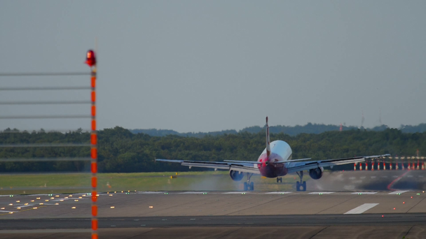 Repülőgép leszállása Düsseldorfban - Felvétel, videó