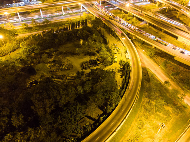 Curva della superstrada di notte con trasporto di veicoli
 - Foto, immagini