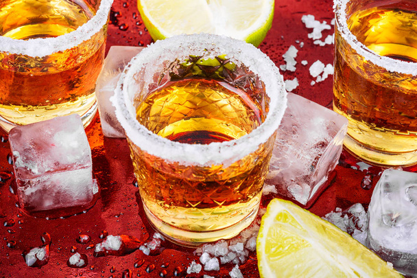 tequila con lima y sal
 - Foto, imagen