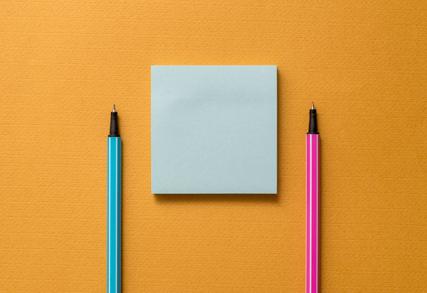 Vorderseite leere Haftnotiz zwei Kugelschreiber trendigen pastellfarbenen kühlen Hintergrund. leerer Text zukünftige wichtige Ereignisse. Was zu tun ist Erinnerung Büro zu Hause Schule - Foto, Bild