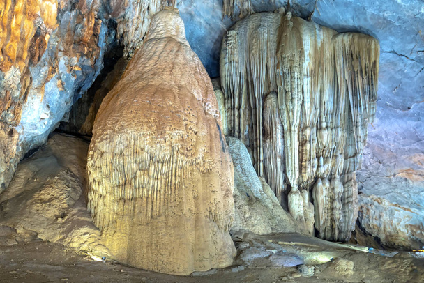 洞窟状の石灰岩の地層で美しい鍾乳石と石灰岩が自然界に壮大な特徴を生み出す - 写真・画像