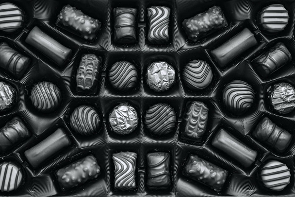 Золотые шоколадные конфеты в коробке, вид сверху
 - Фото, изображение
