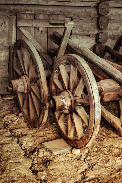 oude houten vervoer wiel  - Foto, afbeelding