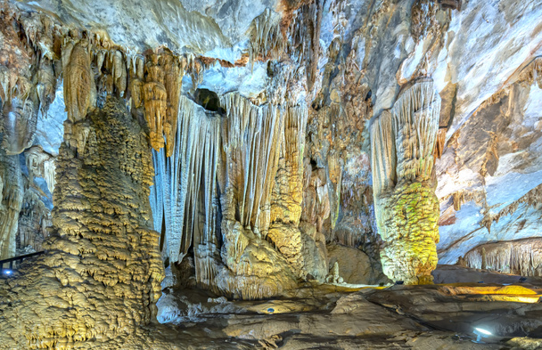 Grot vormige kalkstenen geologische formaties met prachtige stalactieten en stalagmieten creëren spectaculaire functies in de natuurlijke wereld - Foto, afbeelding
