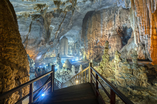 フォンニャ国立公園の鍾乳石と石灰岩を持つ美しい楽園の洞窟, クアンビン, ベトナム - 写真・画像