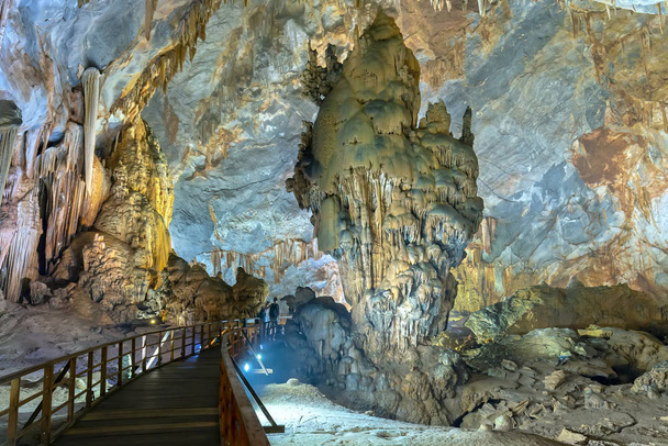 A barlang alakú mészkő geológiai képződmények, gyönyörű cseppkövek és sztalagmiok létrehozása látványos jellemzői a természeti világ - Fotó, kép