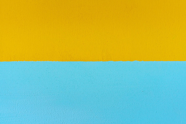 Żółte i niebieskie poziome paski. Malowana powierzchnia w dwóch kolorach. Dwukolorowa flaga niebieski i żółty. - Zdjęcie, obraz