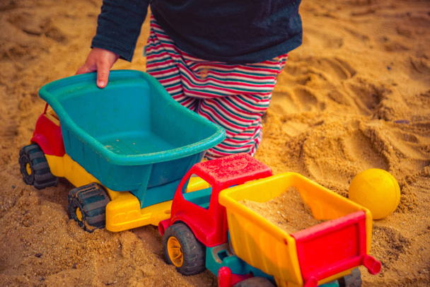L'enfant joue dans le sable
 - Photo, image