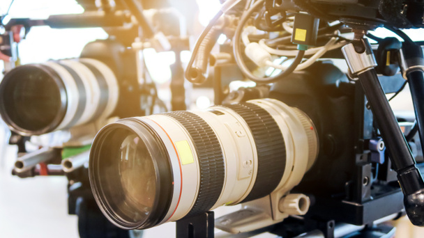 Detalhe do equipamento de câmera profissional, equipe de produção de filme
 - Foto, Imagem