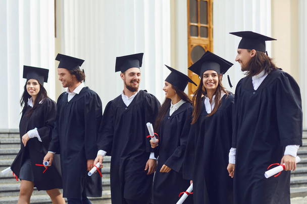 Group of students graduates go against the university college. - Foto, Bild
