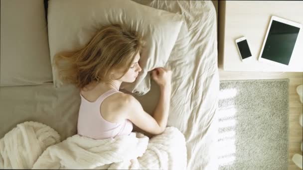 Ochtend. Ontwaken vrouwen in bed. Top View - Video