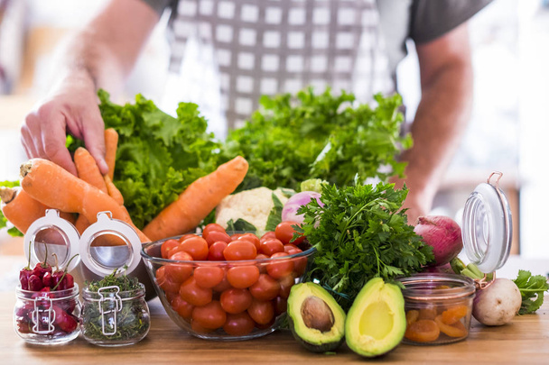 змішані овочі на столі готові до приготування їжі, концепція здоров'я
 - Фото, зображення