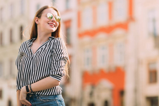 Молодая красивая девушка в стильных солнечных очках на фоне
  - Фото, изображение