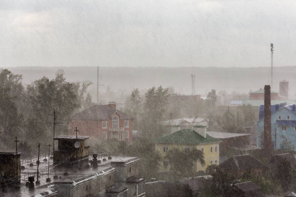 rosyjskich dachów przedmieścia pod ciężkim deszczu teleobiektyw strzał - Zdjęcie, obraz
