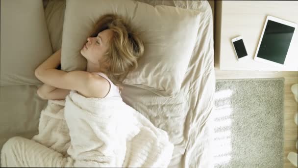 Morgen. Frauen im Bett wecken. Ansicht von oben - Filmmaterial, Video