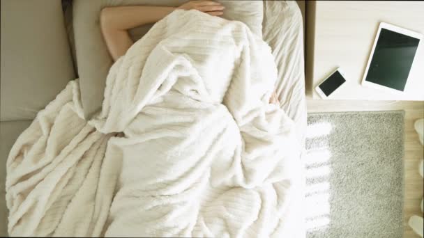 Rano. Obudzenie kobiet w łóżku. Widok z góry - Materiał filmowy, wideo