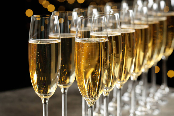 Many glasses of champagne on blurred background, closeup - Foto, Imagen