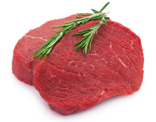 ruwe rundvlees op witte achtergrond - Foto, afbeelding