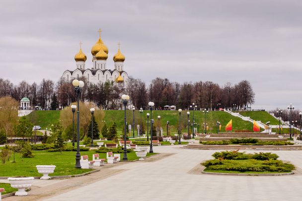 Anillo de oro de Rusia. Catedral de Uspensky y Strelka Park, Yaroslavl, Rusia
 - Foto, imagen