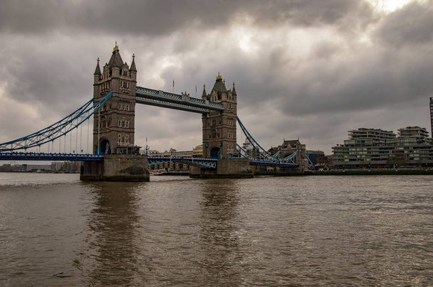 Лондонский небосклон на реке и Тауэрский мост
 - Фото, изображение