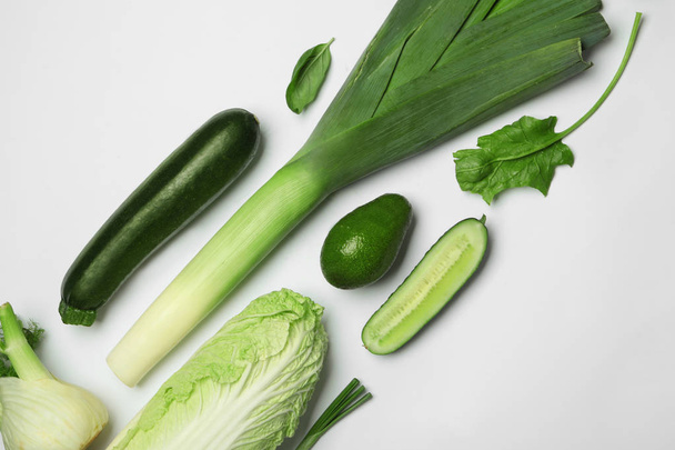 白い背景に新鮮な熟した野菜とフラットレイアウト組成物 - 写真・画像