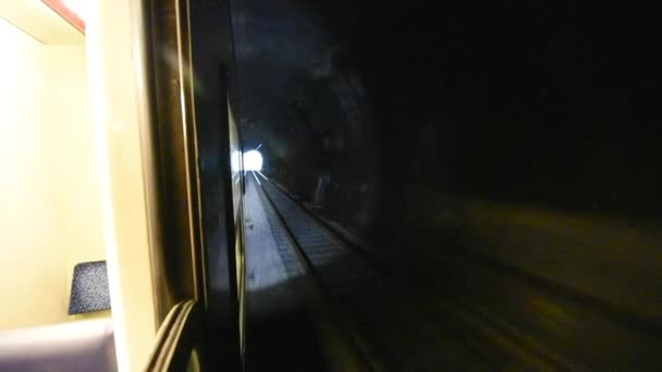 Semmering UNESCO Világörökség festői vasútvonal, Ausztria, utasszállító vonat jön ki alagút - Felvétel, videó