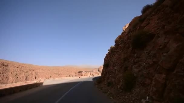 Rijden op Dades Gorge Valley serpentine Road, Atlas gebergte, Marokko - Video