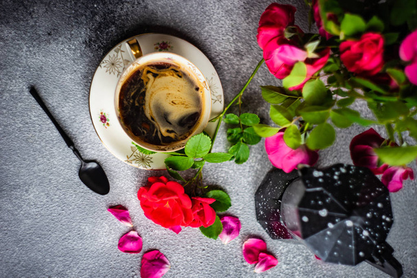 Čas kávy s červenými růžemi - Fotografie, Obrázek