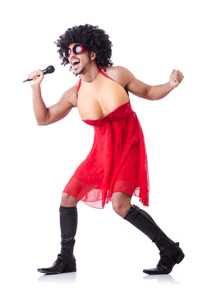Homme en vêtements féminins chantant avec micro
 - Photo, image