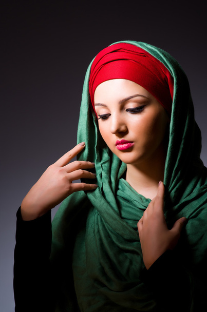 Moslim vrouw met hoofddoek in mode concept - Foto, afbeelding