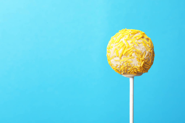Yummy bright cake pop on color background. Space for text - Foto, immagini