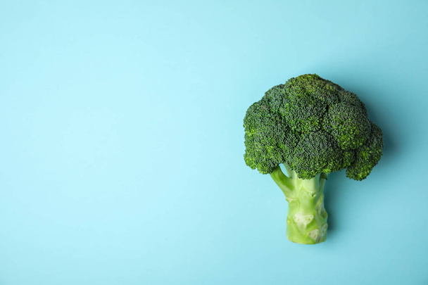 Fresh green broccoli on color background, top view. Space for text - Fotografie, Obrázek
