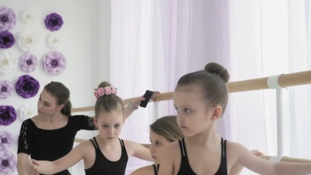Крупным планом балерины повторяют движения с учителем
. - Кадры, видео