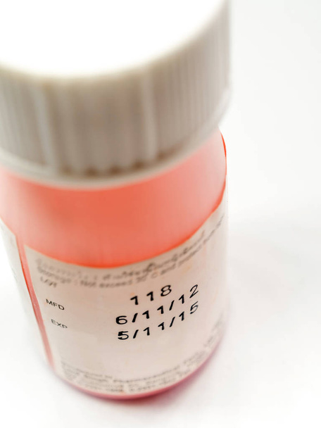 Data ważności wydrukowana na etykiecie bocznej butelki z lekiem - Zdjęcie, obraz