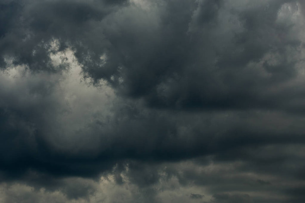 szürke bejövő viharfelhők sötét közelkép háttér - Fotó, kép