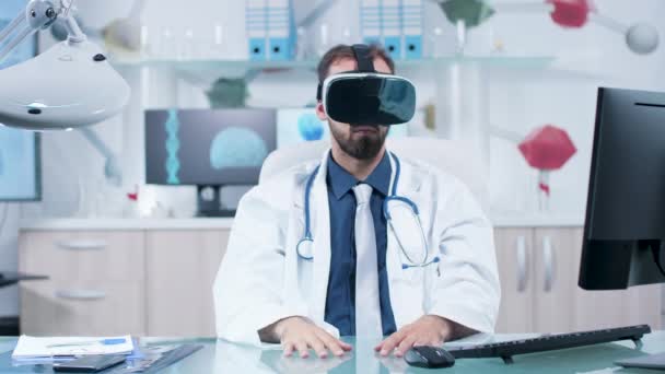 Physician learning about human brain in 3D space - Πλάνα, βίντεο