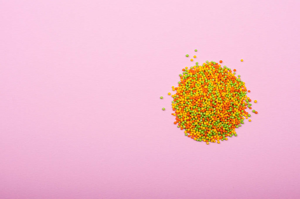 Cukor elterjedésének péksütemények színes háttér. Édes cukorka élő korall trend - Fotó, kép
