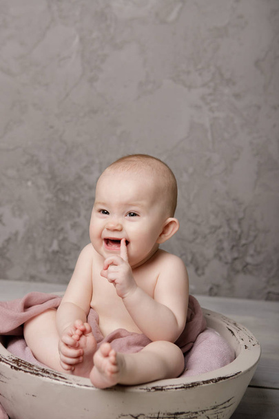 Mignon petit bébé princesse nouveau-né dans un panier, souriant joyeusement et regardant la caméra, isolé plan studio
 - Photo, image