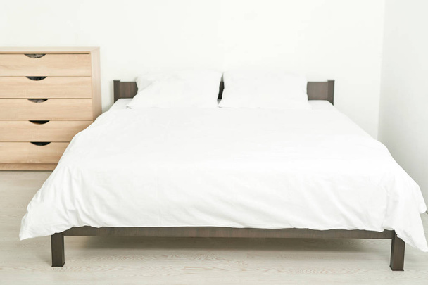 beyaz renklerde loft tarzı otel odası, yatakta beyaz yatak - Fotoğraf, Görsel